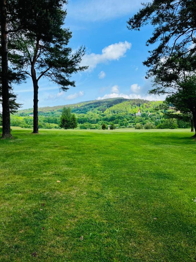 Restaurace a penzion Golf Ještěd Svetla pod Jestedem Esterno foto