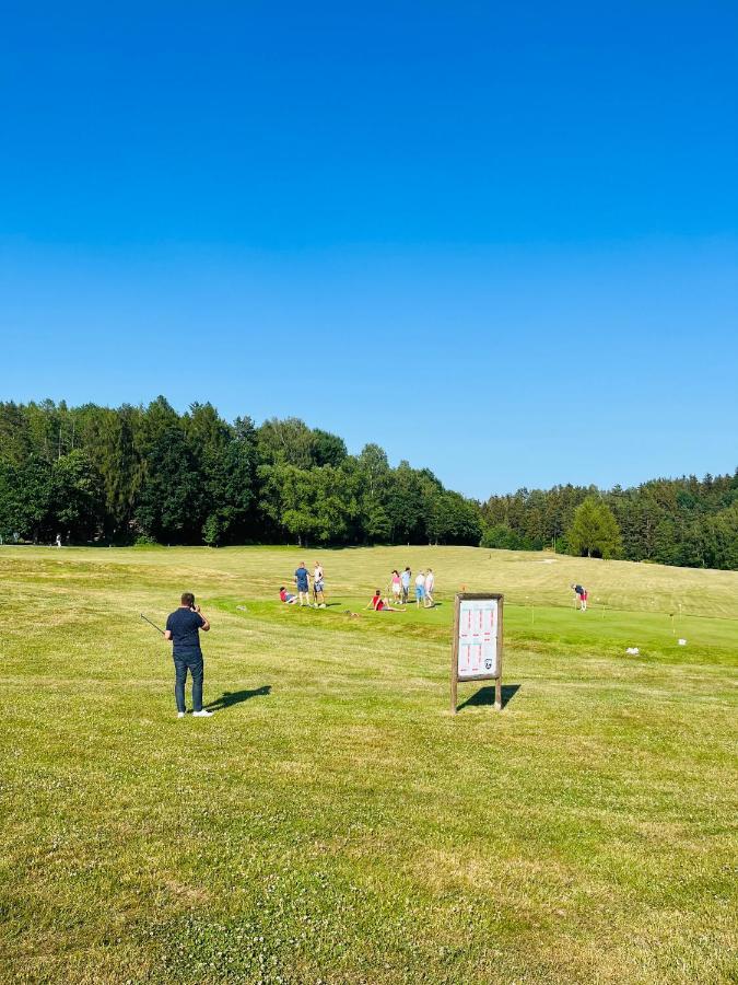 Restaurace a penzion Golf Ještěd Svetla pod Jestedem Esterno foto