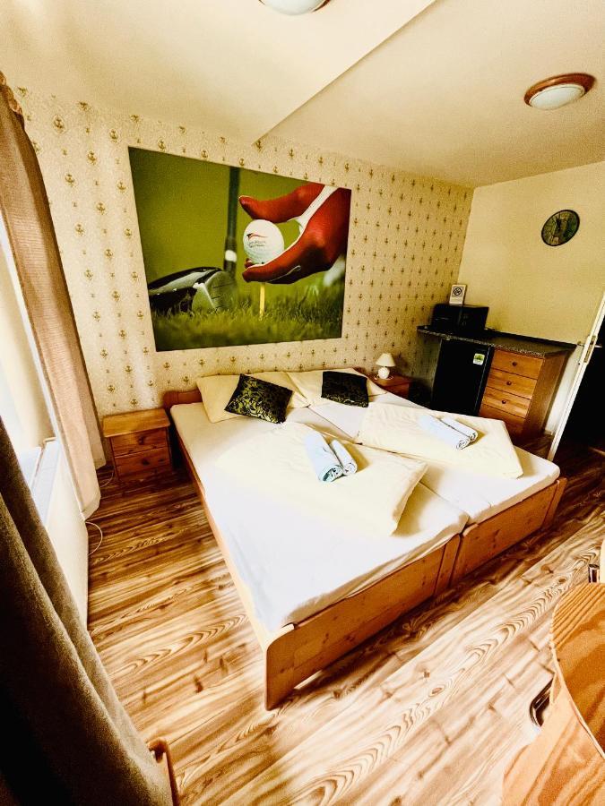 Restaurace a penzion Golf Ještěd Svetla pod Jestedem Esterno foto